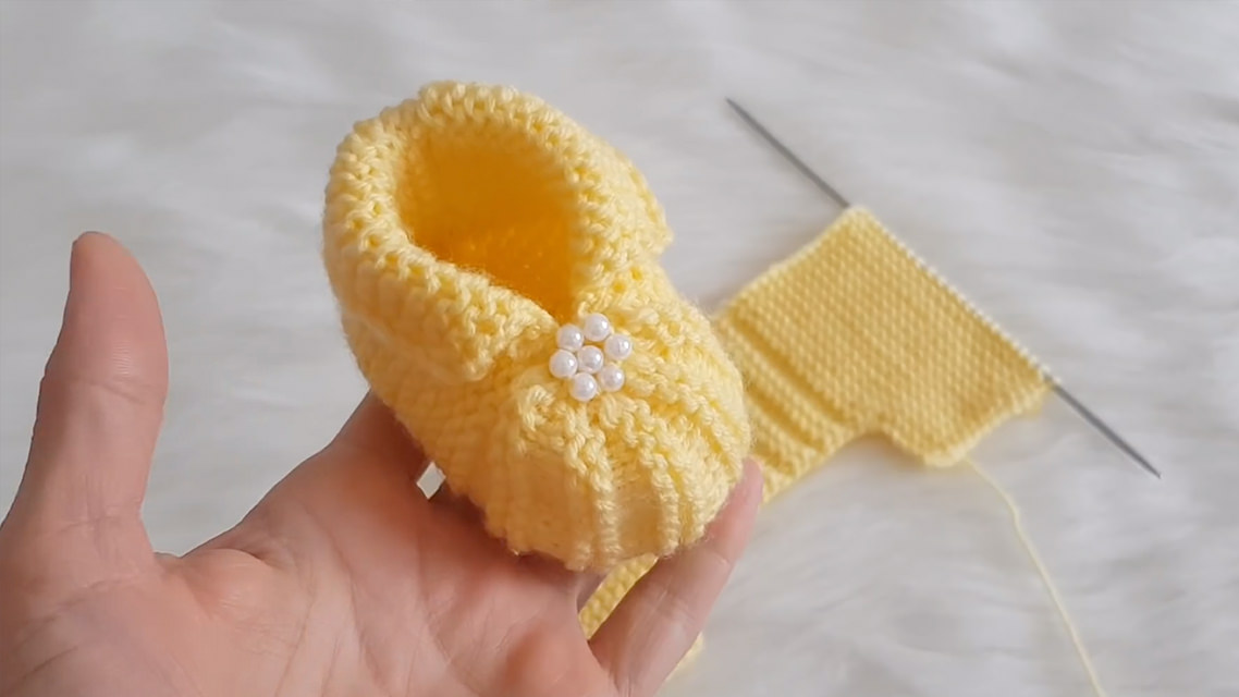 knit newborn booties