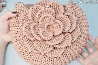 Tunisian Stitch Flower Crochet Bag Featured - Learn how to create a stunning mega flower crochet bag using the Tunisian stitch in the Oreo model.